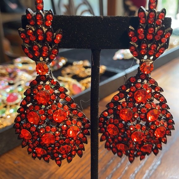 THELMA DEUTSCH EARRINGS: 1980’s Fire Red Stone Dangle set in Matte Black Metal - Picture 4 of 4